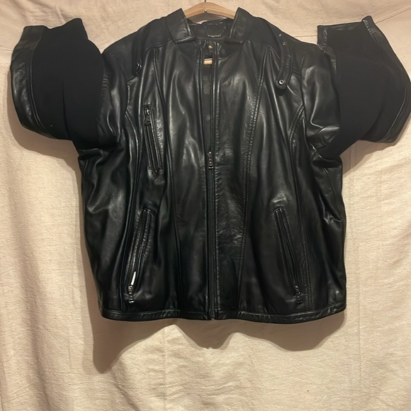 Women’s gently used leather jacket - Picture 2 of 3